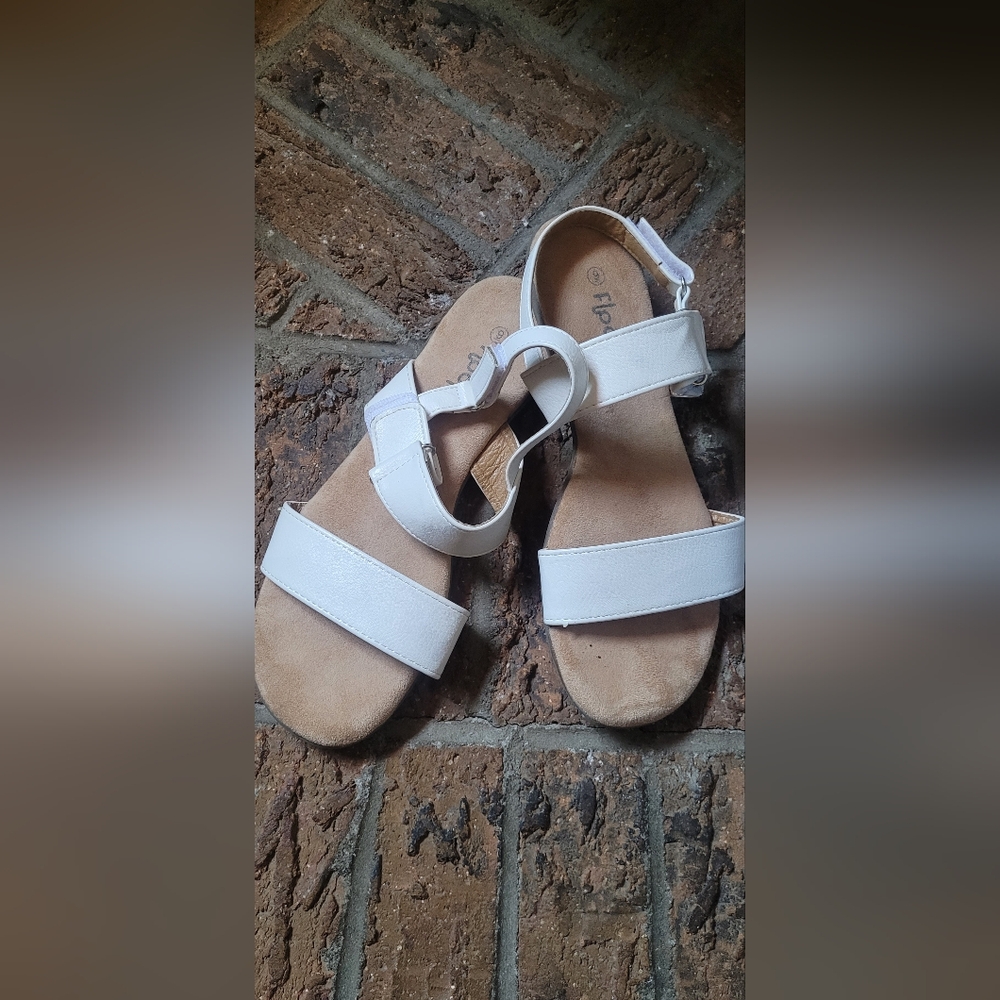 Floopi White Sandals